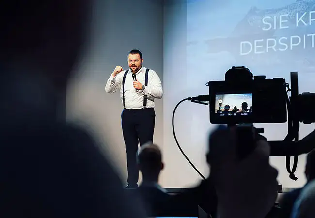 ATZ Group CEO Marius Kaufhold as a keynote speaker on stage