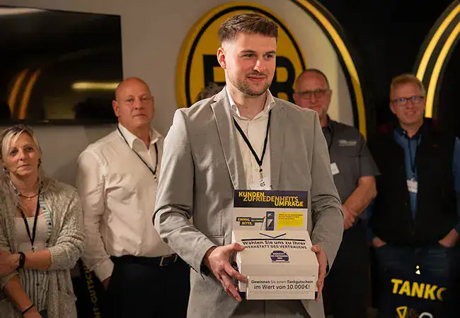 ATZ Group event manager presenting a WERKSTATT DES VERTRAUENS (WDV) ballot box